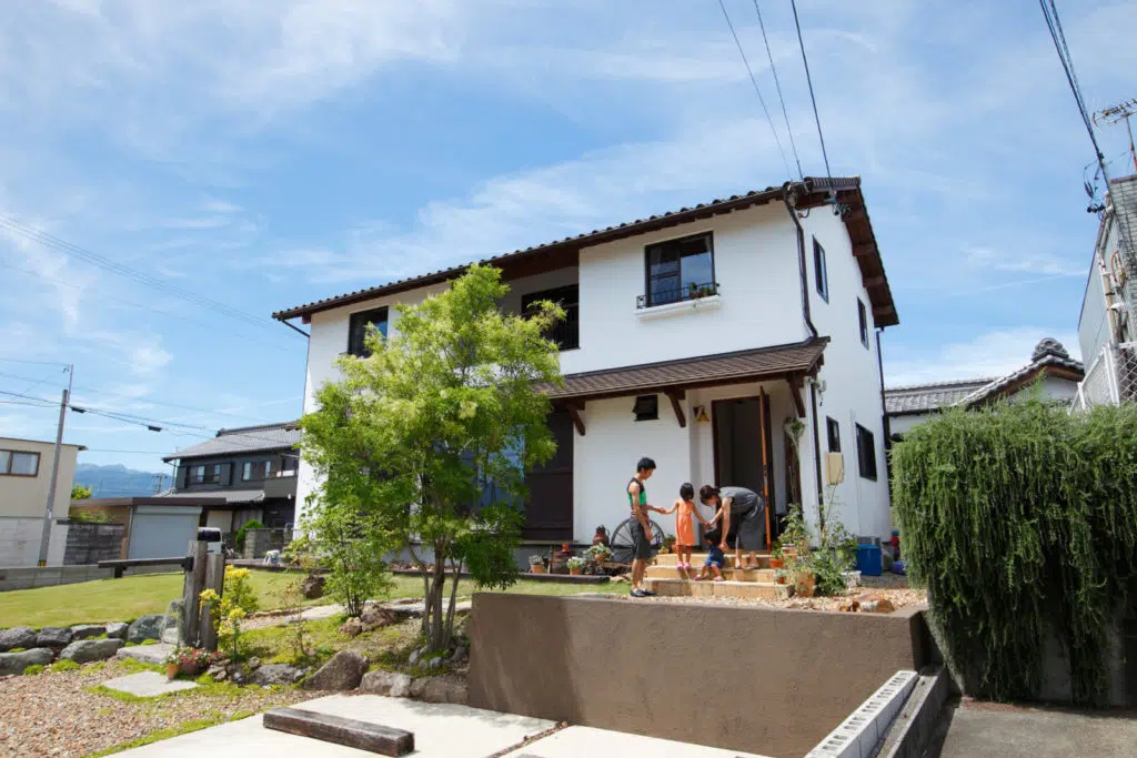 やさしい凹凸のある漆喰の塗り壁の家　ラフェルム